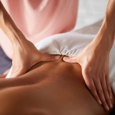 masseuse-doing-massage-for-male-client-K8NDMZ2-1.jpg